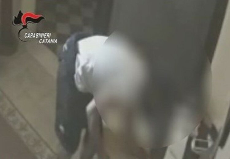 Si intrufola nel b&b e ruba due vasi in terracotta