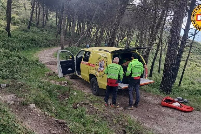 Scivola nella scarpata con la moto e muore
