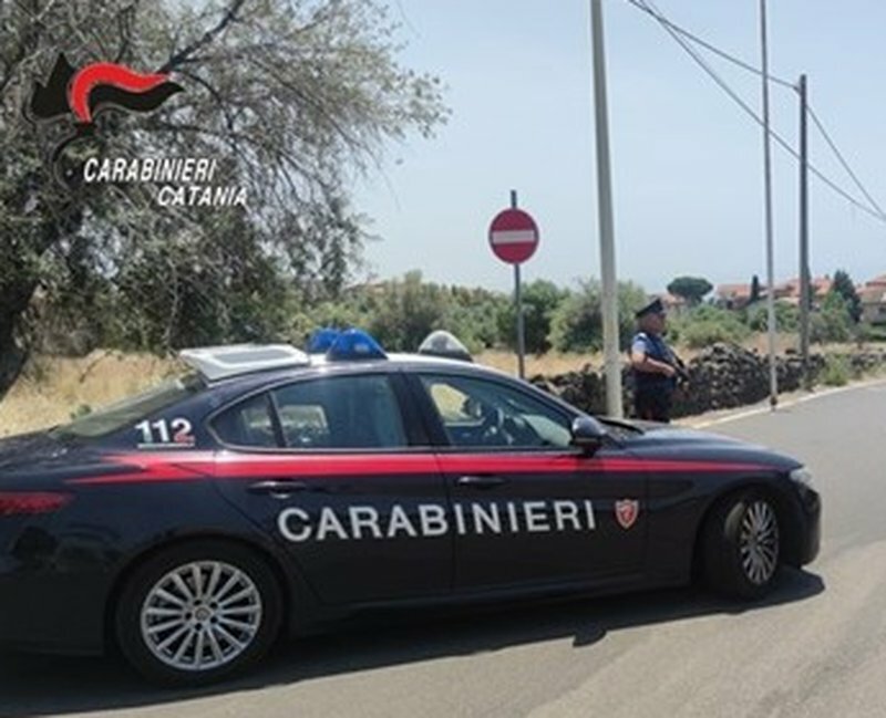 Bimbo di 3 anni da solo in strada: soccorso dai carabinieri Bimbo di 3 anni da solo in strada: soccorso dai carabinieri