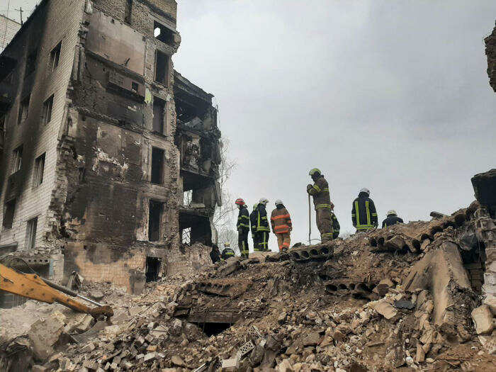 Mariupol stremata, stop a corridoi umanitari