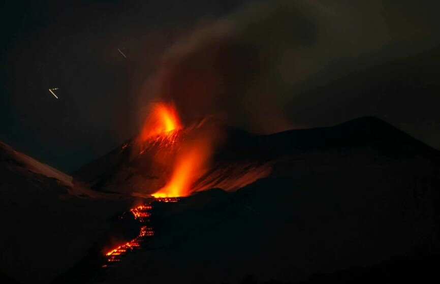 Sull'Etna lo show del cratere che ha dormito per 28 anni