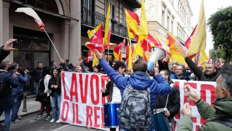 In corteo per difendere il reddito di cittadinanza