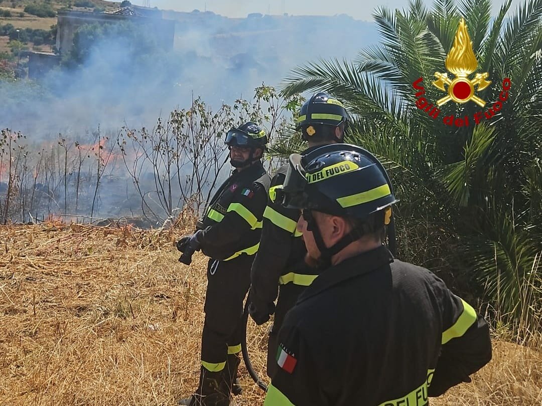 Catania: fiamme in via Palermo