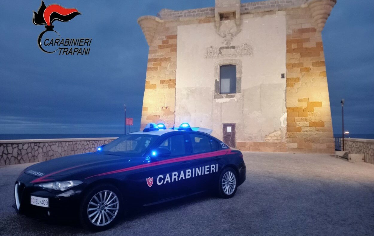 Non si ferma all'alt e sfonda il finestrino dei carabinieri