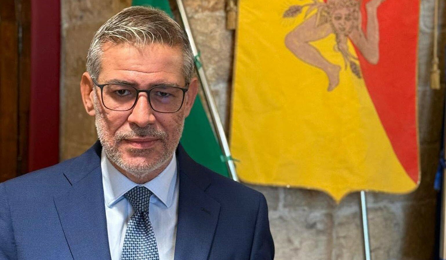 "Assunzione in cambio di favori": Lombardo si dimette dalle commissioni