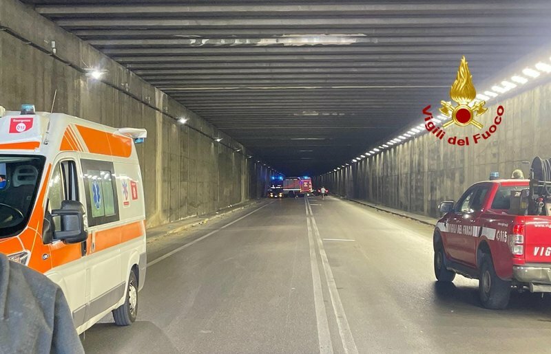 Scontro tra auto in galleria: due feriti