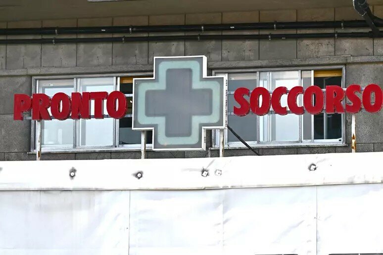 Sette giovani irrompono ubriachi al pronto soccorso