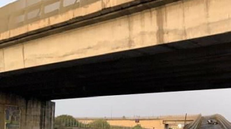 Minaccia di buttarsi dal ponte, salvato