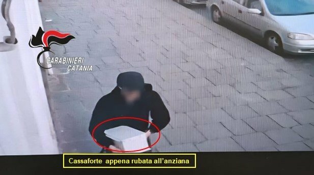 Li fermano per un controllo e trovano cassaforte rubata