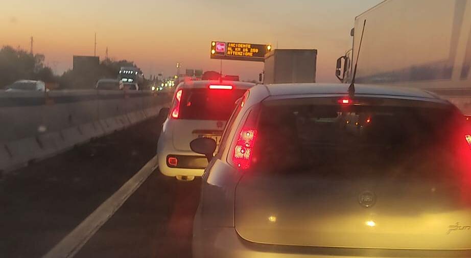 Mega tamponamento in tangenziale: tutti fermi