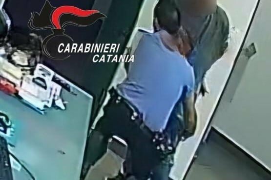 Panico in farmacia: cliente ferma rapinatore armato