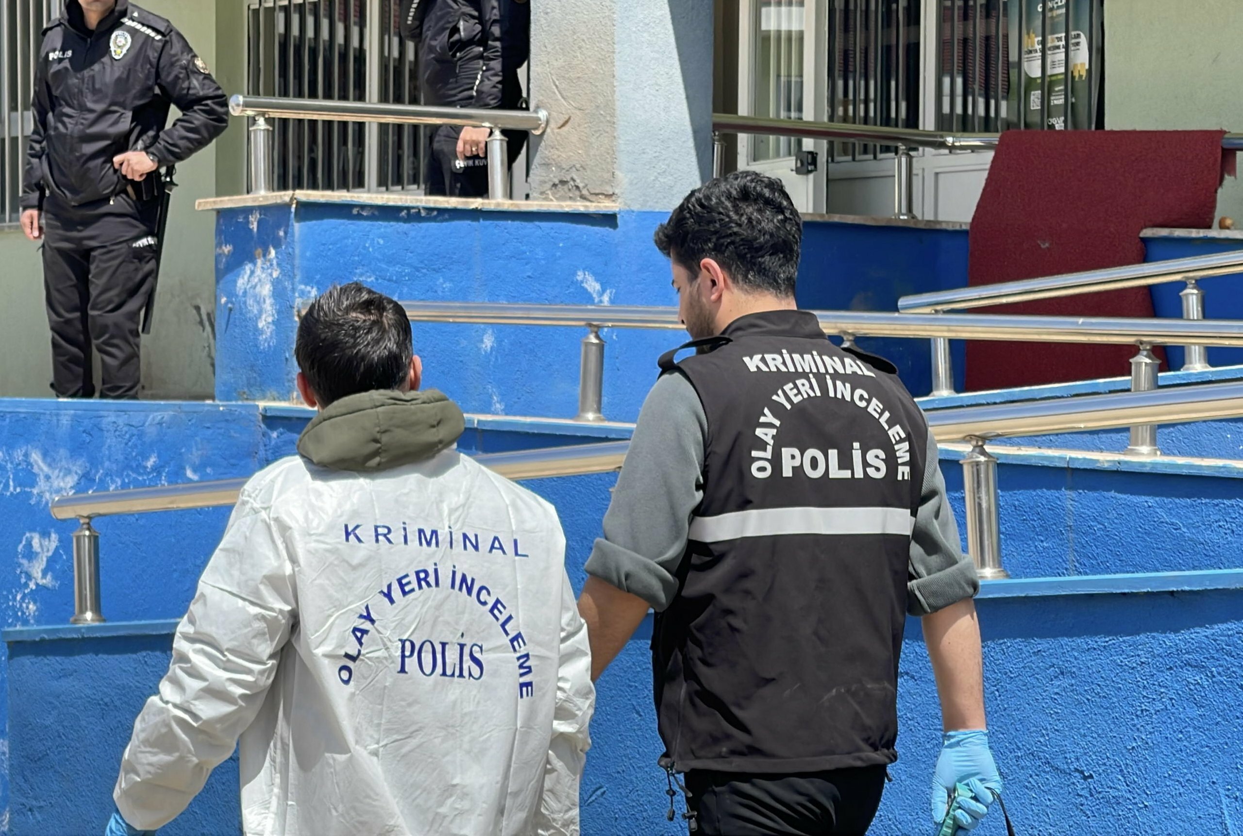 Studente di terza media spara a scuola: 9 morti