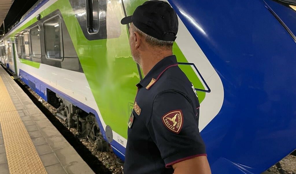 Tenta di salire sul treno in partenza, schiacciato tra le porte