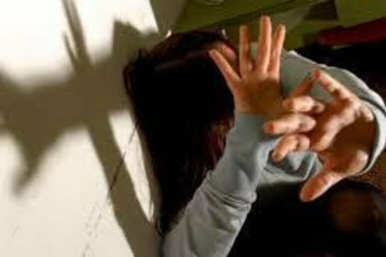 Aggredisce la compagna e colpisce la figlia di 8 anni