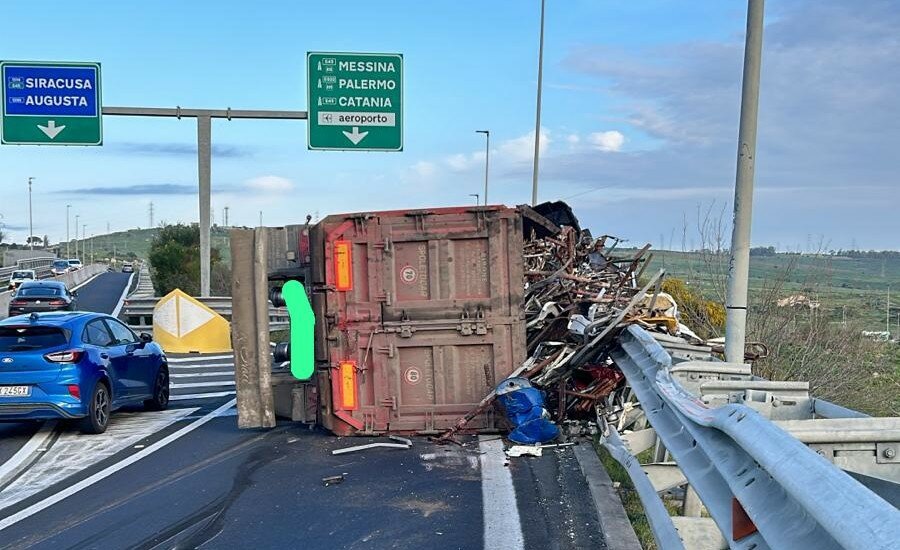 Camion si ribalta sullo svincolo per Lentini, ferito il conducente