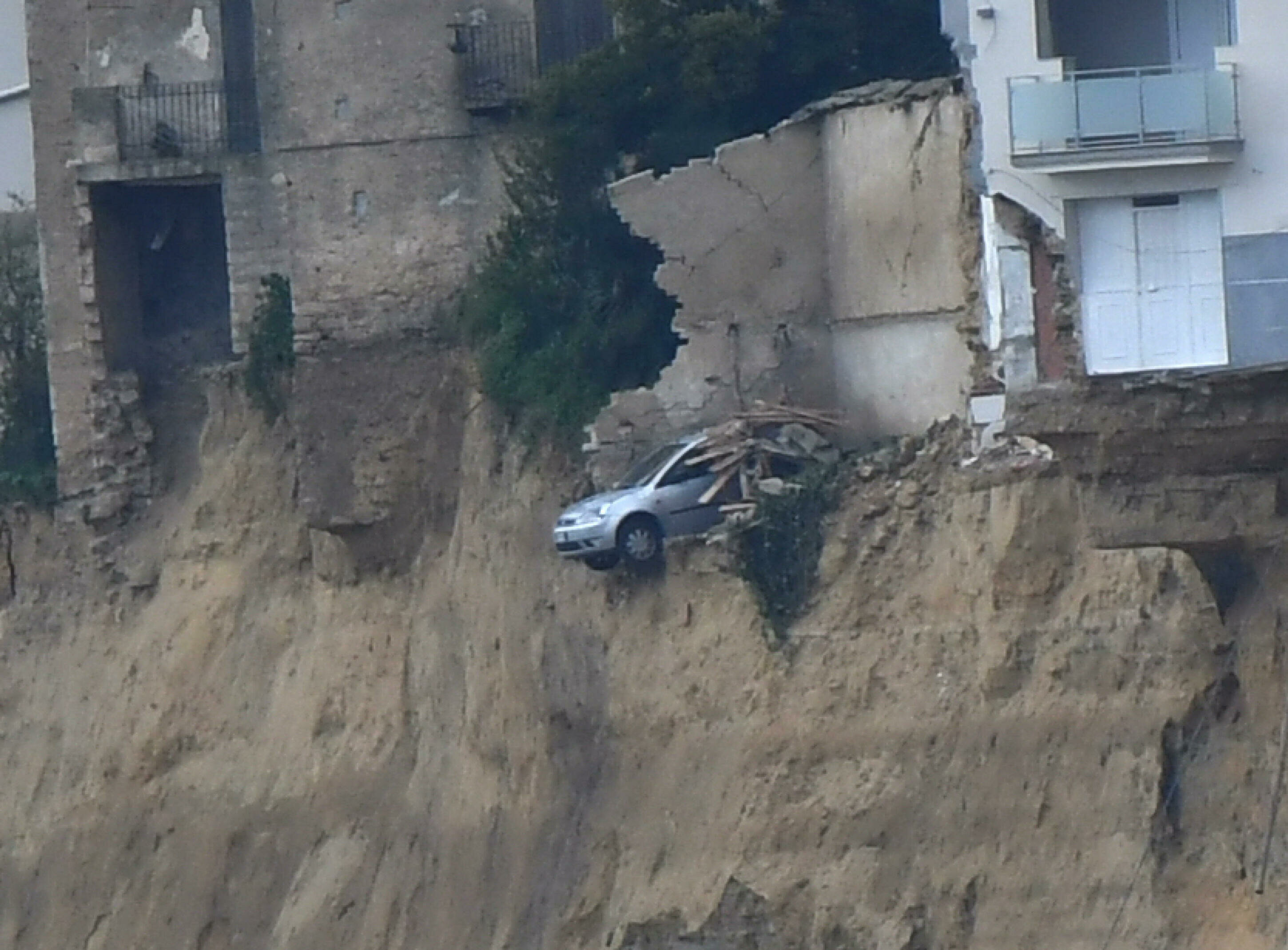 Niscemi, precipitata l'auto simbolo della frana