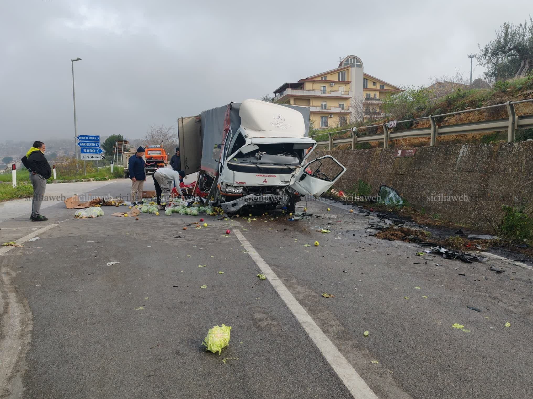 Tir contro auto con 5 braccianti: muore ragazzo