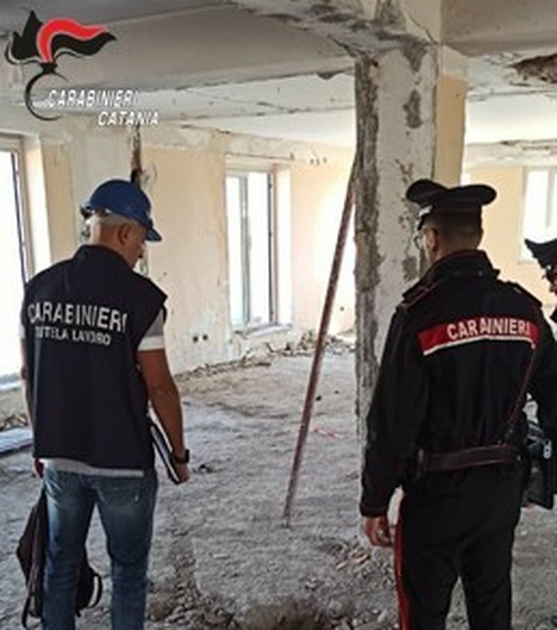 Irregolarit&agrave; nel cantiere dell'albergo in piazza Verga