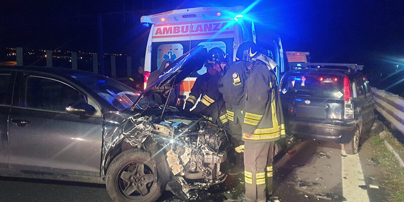Belpasso: auto su ambulanza