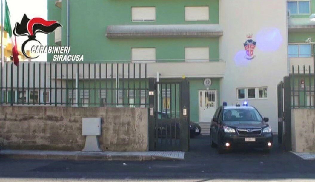 Affari di famiglia: presi con la droga in casa