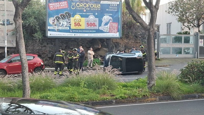 Incidente circonvallazione: una delle 2 auto si ribalta