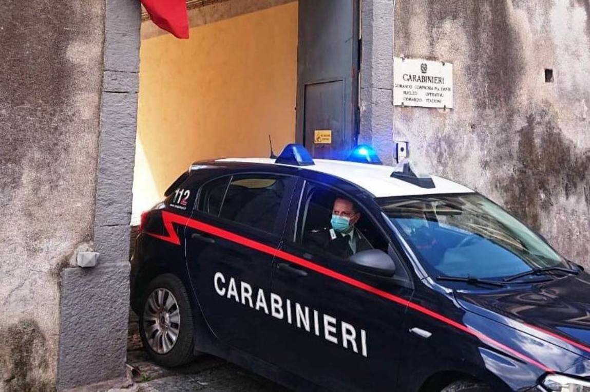 Segue il figlio e fa arrestare lo spacciatore