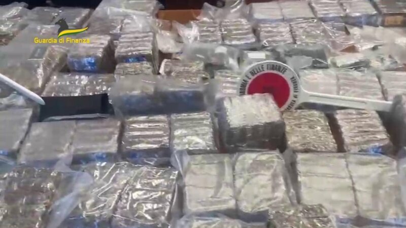 Fiumi di droga: blitz con 12 arresti