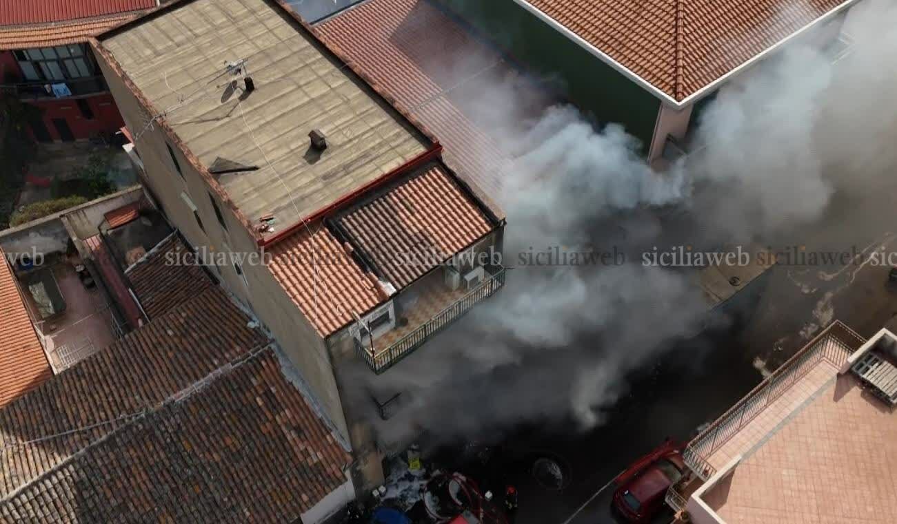 Catania, grosso incendio in un deposito di materassi