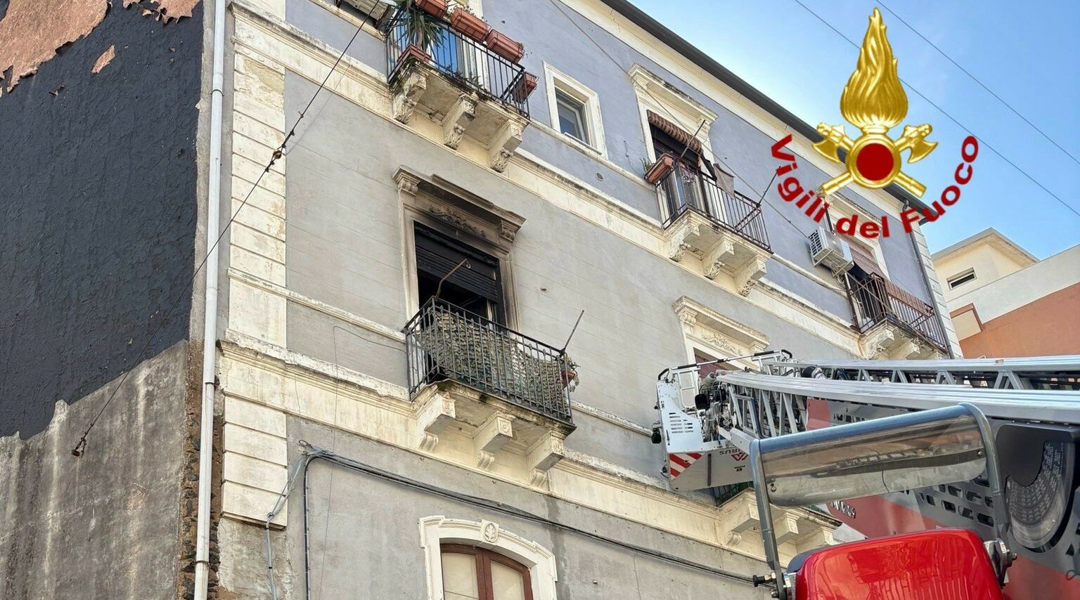 Catania, fiamme in un appartamento del centro Catania, fiamme in un appartamento del centro