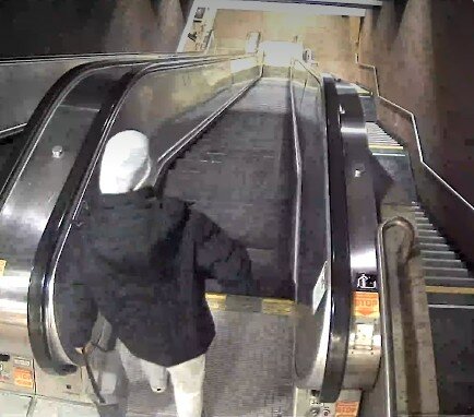 La giacca si incastra sulla scala mobile: 40enne muore strangolato La giacca si incastra sulla scala mobile: 40enne muore strangolato