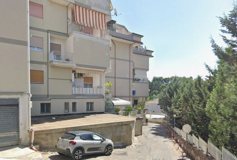 Caltanissetta: cade da una pensilina, &egrave; grave