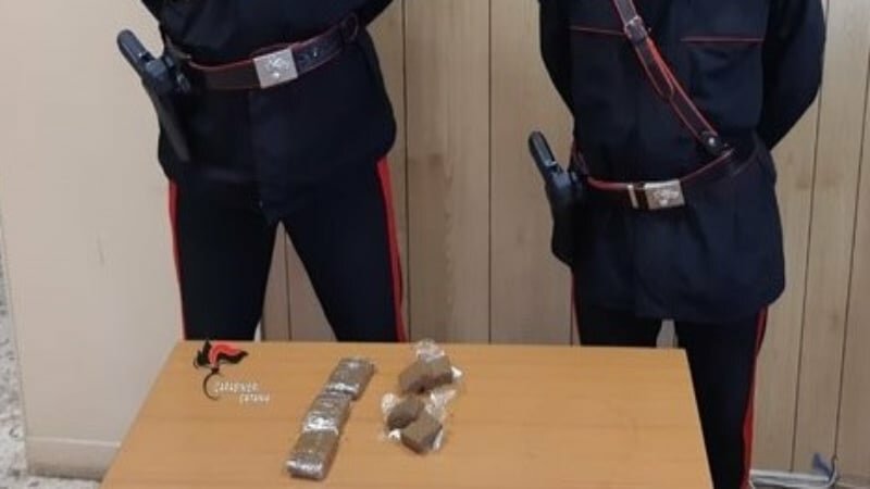 Mezzo chilo di hashish nello scooter: arrestato