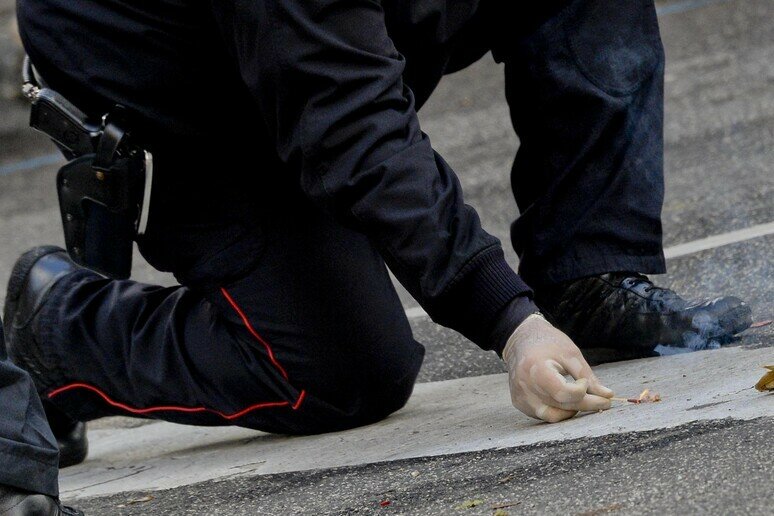 Bomba carta esplode davanti a un bar