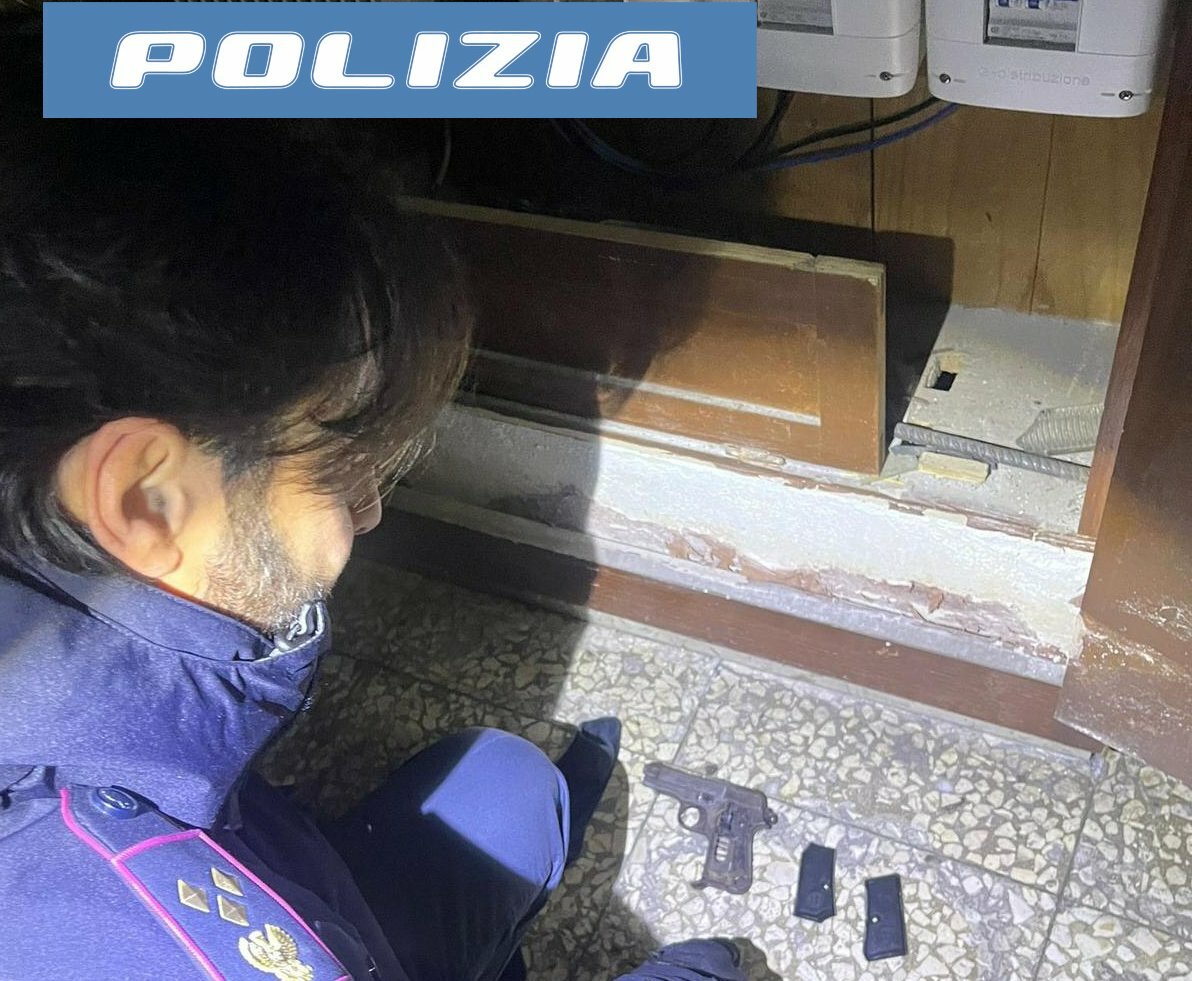 Catania, sorpresa nel vano contatore: c'&egrave; una pistola
