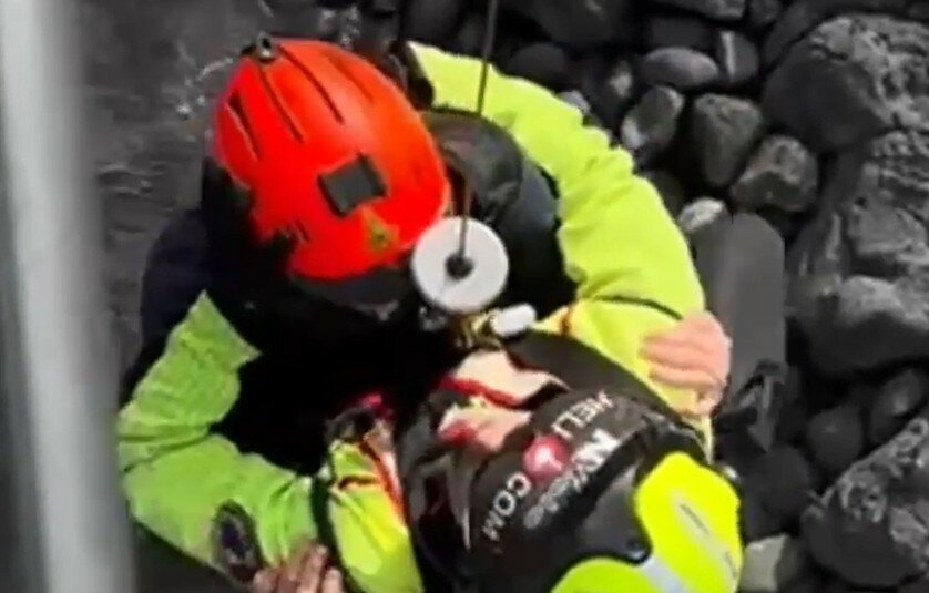 Si fa male sugli scogli: il video del salvataggio