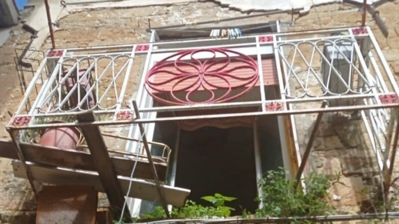Anziano precipita e muore dopo il crollo del balcone