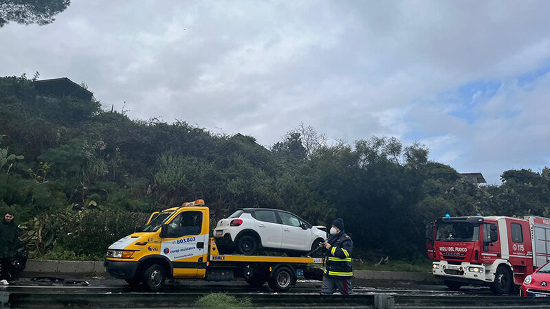 Incidente sulla A18: 10 feriti