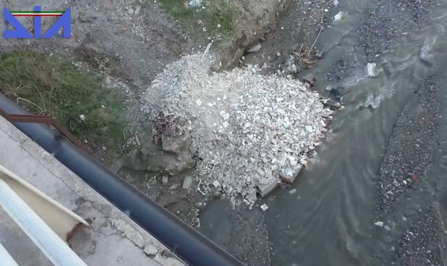 Rifiuti speciali sversati nel torrente: due arresti Rifiuti speciali sversati nel torrente: due arresti