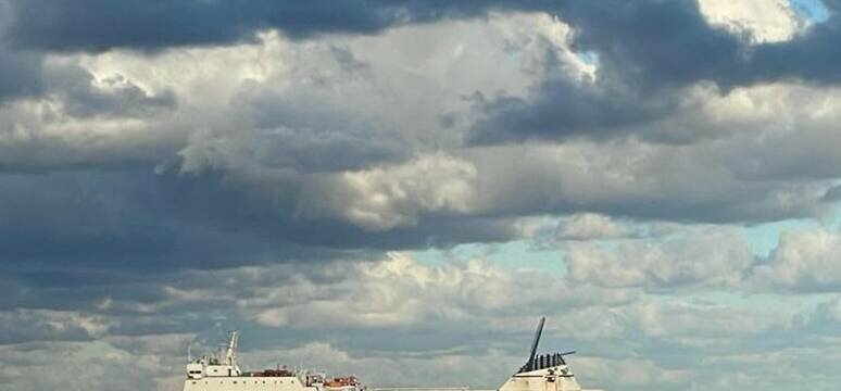 Si spezza cavo d'acciaio, traghetto alla deriva