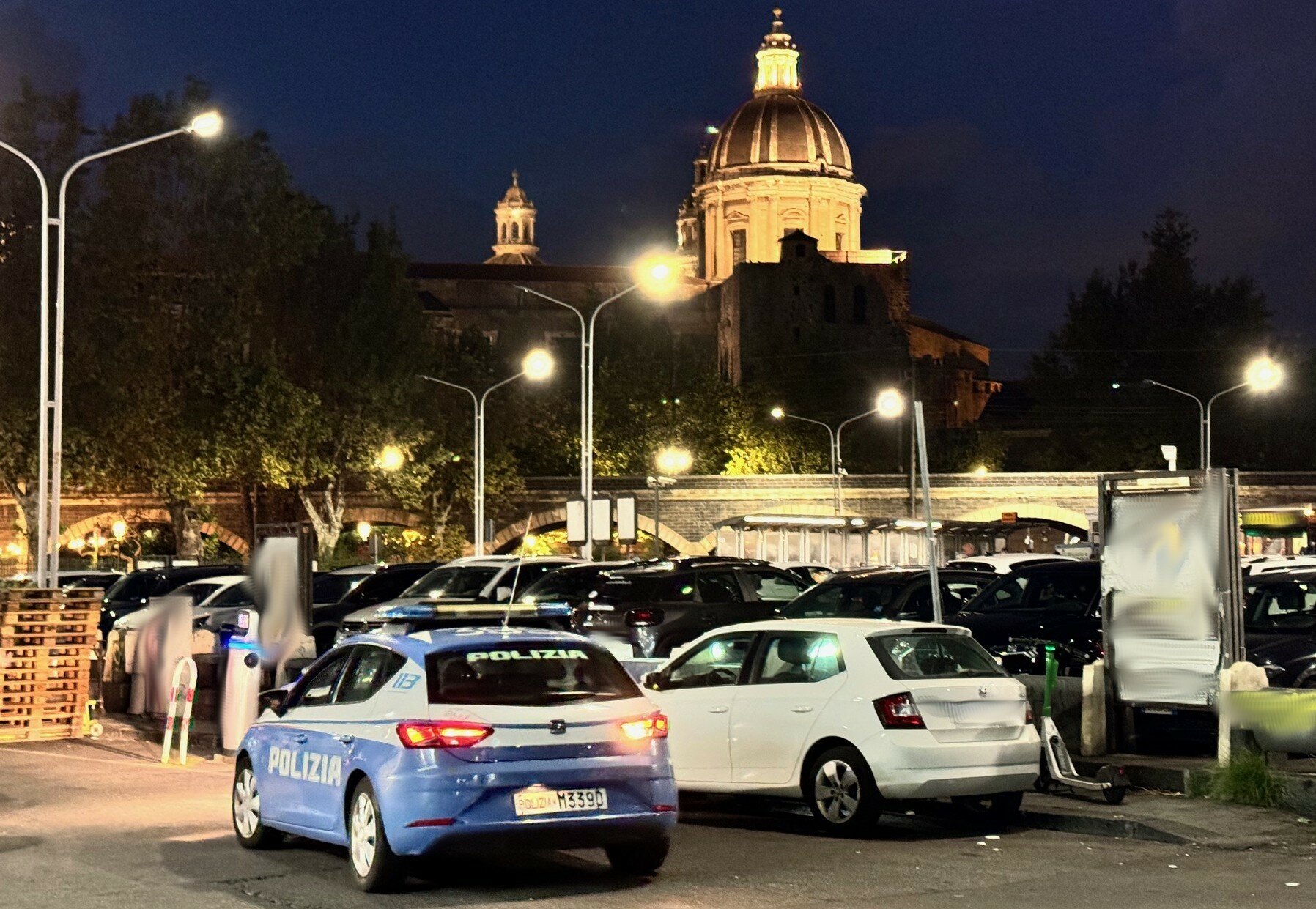 Posteggiatore abusivo tenta furto d'auto in piazza Alcal&agrave;