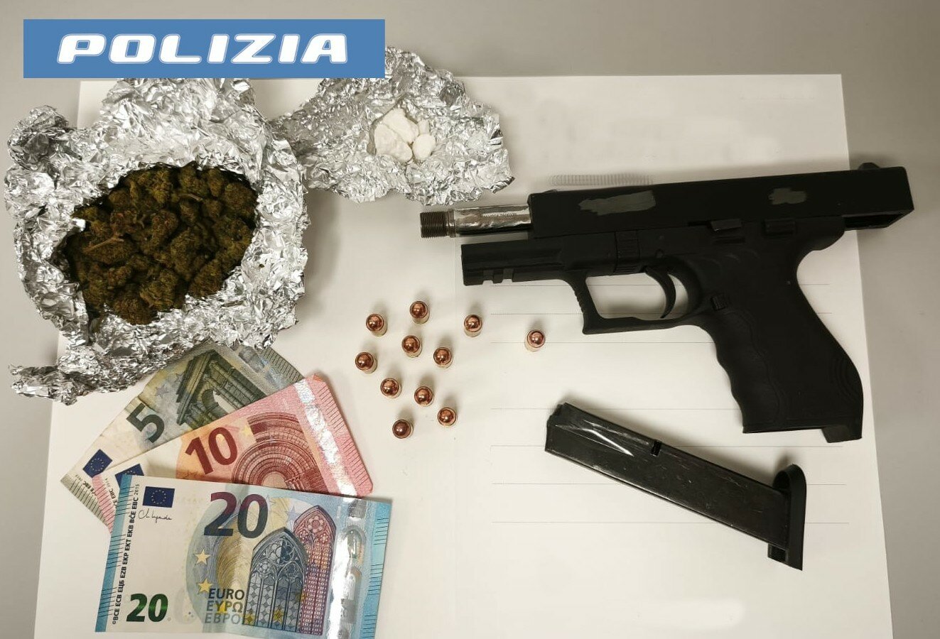 Punta la pistola contro gli agenti, arrestato Punta la pistola contro gli agenti, arrestato