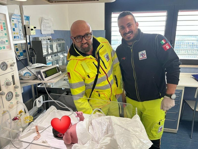 Due bimbe hanno fretta di nascere: ci pensa il 118 Due bimbe hanno fretta di nascere: ci pensa il 118