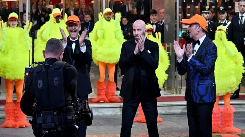 Allevi commuove, Travolta balla il qua qua dance