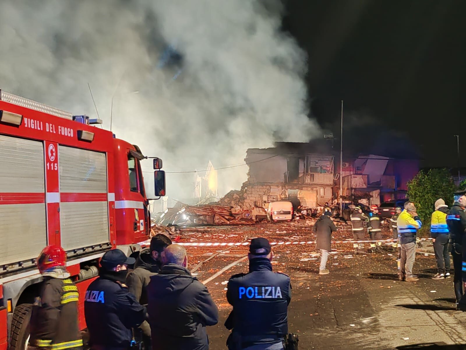 Inferno a San Giovanni Galermo: crolla palazzo per fuga di gas, 14 feriti