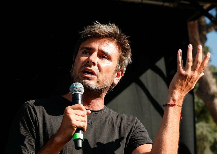 Di Battista operato a Cuba, slitta il rientro in Italia Di Battista operato a Cuba, slitta il rientro in Italia