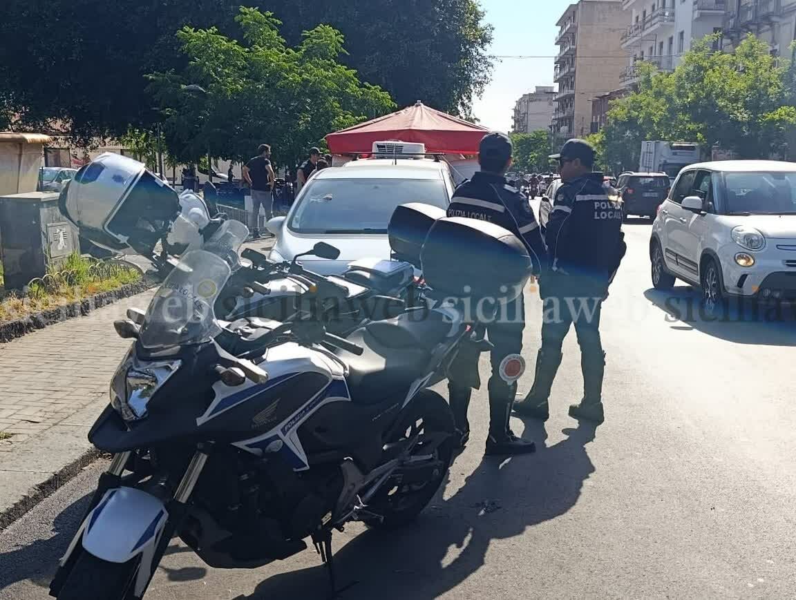 Sosta selvaggia e casco: blitz in viale Rapisardi