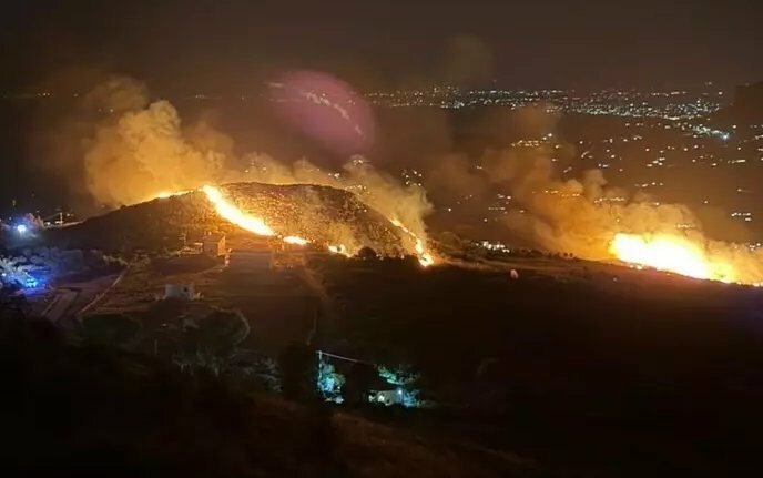 Sicilia avvolta dalle fiamme: si fugge dalle case, un ustionato grave