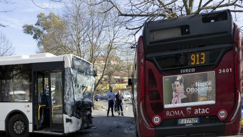 Scontro tra bus a Roma: neonata in codice rosso