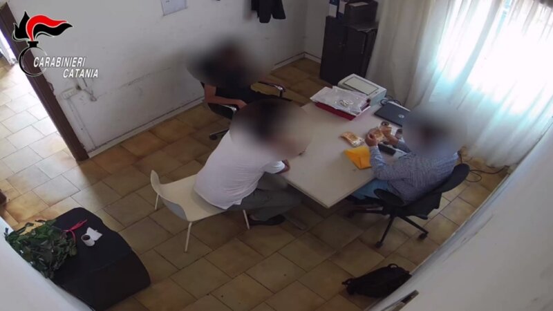 Rubano merce al datore di lavoro e chiedono soldi Rubano merce al datore di lavoro e chiedono soldi