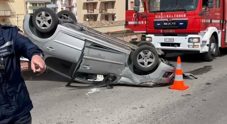 La macchina si ribalta: caos a Palermo